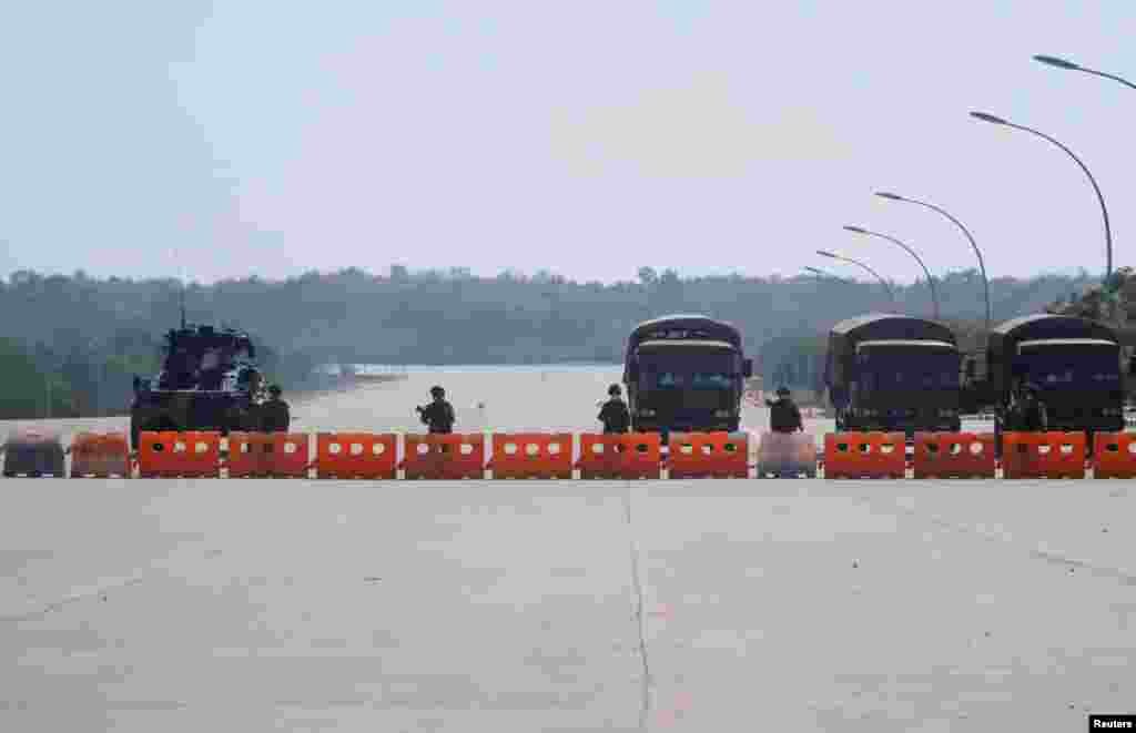 နေပြည်တော်ရှိ လမ်းတွေကို စစ်ကားများနဲ့ လုံခြုံရေးယူထားတဲ့ မြင်ကွင်း။ (ဖေဖော်ဝါရီ ၀၁၊ ၂၀၂၁)