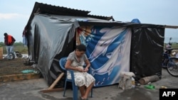 Una mujer hondureña descansa en un refugio tras el paso del huracán Eta. Además de la pandemia, muchos han enfrentado graves desastres naturales.