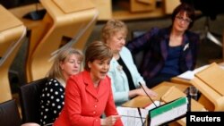 Nicola Sturgeon, chef du Parti national écossais (SNP) et Première ministre d'Écosse lors d'une intervention au Parlement écossais à Edimbourg, Ecosse, Grande-Bretagne, le 6 mai 2015.