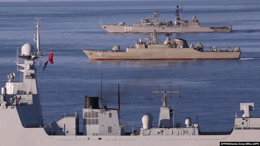 资料照：中国海军西宁号驱逐舰与伊朗和俄罗斯战舰在印度洋和阿曼湾举行中俄伊朗三国联合军演。（2019年12月28日）(photo:VOA)