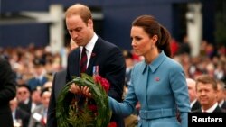 Pangeran William dan istrinya Catherine (Kate Middleton) saat meletakkan karangan bunga untuk menghormati para pahlawan perang di Lapangan Seymour, Blenheim, Selandia Baru (10/4).