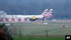 Helikopter polisi terbang di atas bandara Gatwick setelah munculnya pesawat nirawak di landasan pacu, Kamis (20/12). 