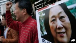 香港民众在中央政府驻港机构中联办前示威要求释放当时被拘押的中国记者高瑜 (2015年11月27日)