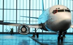 Boeing 737-500 terlihat selama layanan pemeliharaan di fasilitas hanggar bandara Pyrzowice, dekat Krakow 7 Januari 2015. (Foto: REUTERS/Grzegorz Celejewski/Agencja Gazeta)