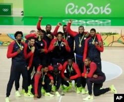 브라질 리우올림픽에 출전한 미국 남자농구대표팀이 21일 결승에서 세르비아를 물리치고 금메달을 목에 걸었다.