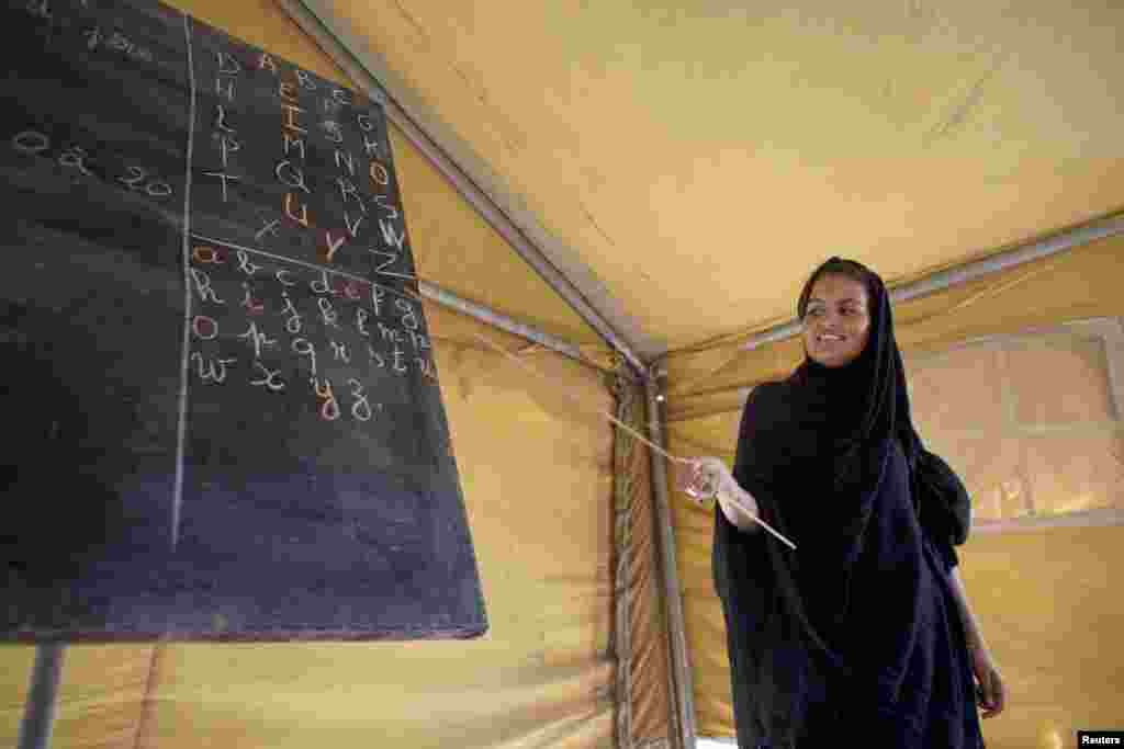 Aicha Hadiya Wallet Mohamed, une réfugiée de 27 ans originaire de Farech, dans le Nord du Mali, enseigne à l'école du camp de réfugiés de Mbera.