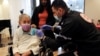90歲的麗莉·佐哈里在以色列內坦亞的一處退休之家接受第四劑新冠疫苗。(2022年1月5日)