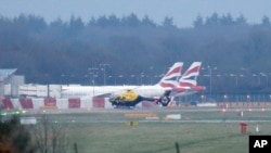 Un helicóptero policial sobrevuela el aeropuerto Gatwick de Londres tras una emergencia generada por drones. Gatwick, Inglaterra, 20-12-18.