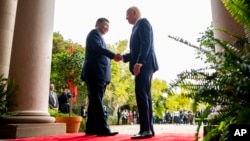 Presiden Joe Biden menyambut Presiden China Xi Jinping dalam pertemuan di Filoli Estate di sela KTT APEC di Woodside, California, AS, 15 November 2023 (foto: ilustrasi). Delegasi AS dan China mengadakan pembicaraan tertutup di Jenewa, Swiss hari Selasa (14/5).