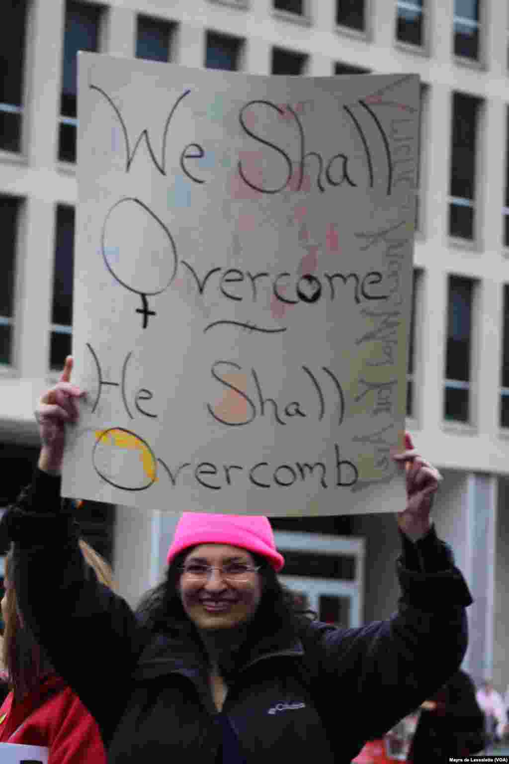 Marcha das Mulheres, um movimento contra a presidência de Donald Trump. Milhares estão em Washington DC para demonstrar a sua insatisfação e apoio a Hillary Clinton e aos direitos das mulheres