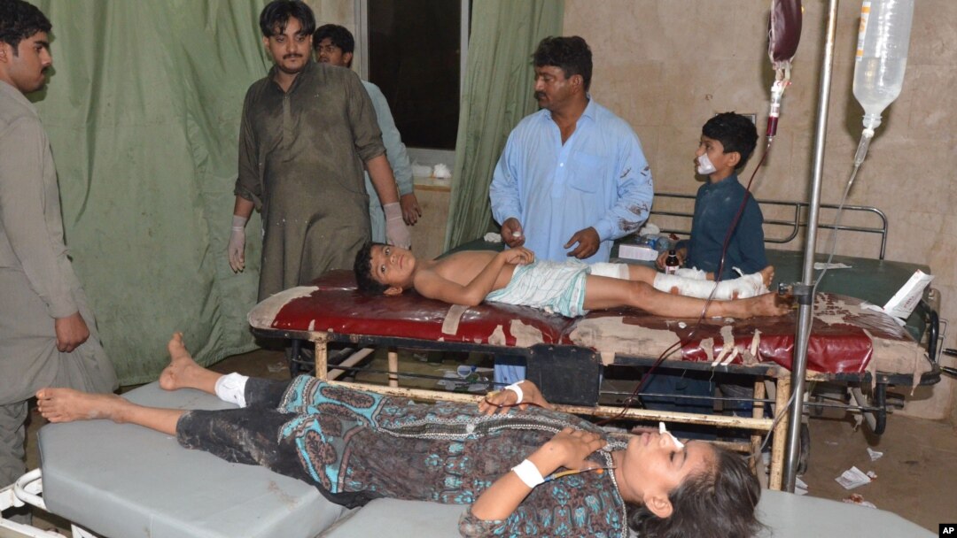 Pakistani children injured in a suicide attack are being treated at a local hospital in Jacobabad, Pakistan, Oct. 23, 2015. 