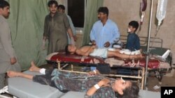 Pakistani children injured in a suicide attack are being treated at a local hospital in Jacobabad, Pakistan, Oct. 23, 2015. 