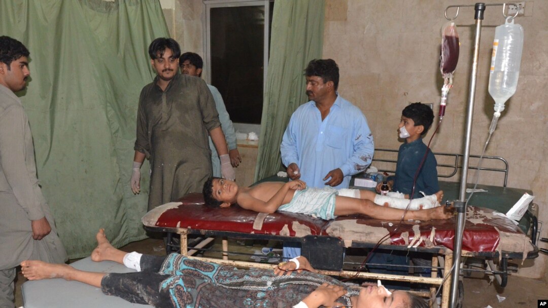 Anak-anak Pakistan yang luka dalam ledakan bom bunuh diri dirawat di rumah sakit setempat di Jacobabad, Pakistan, 23 Oktober 2015.