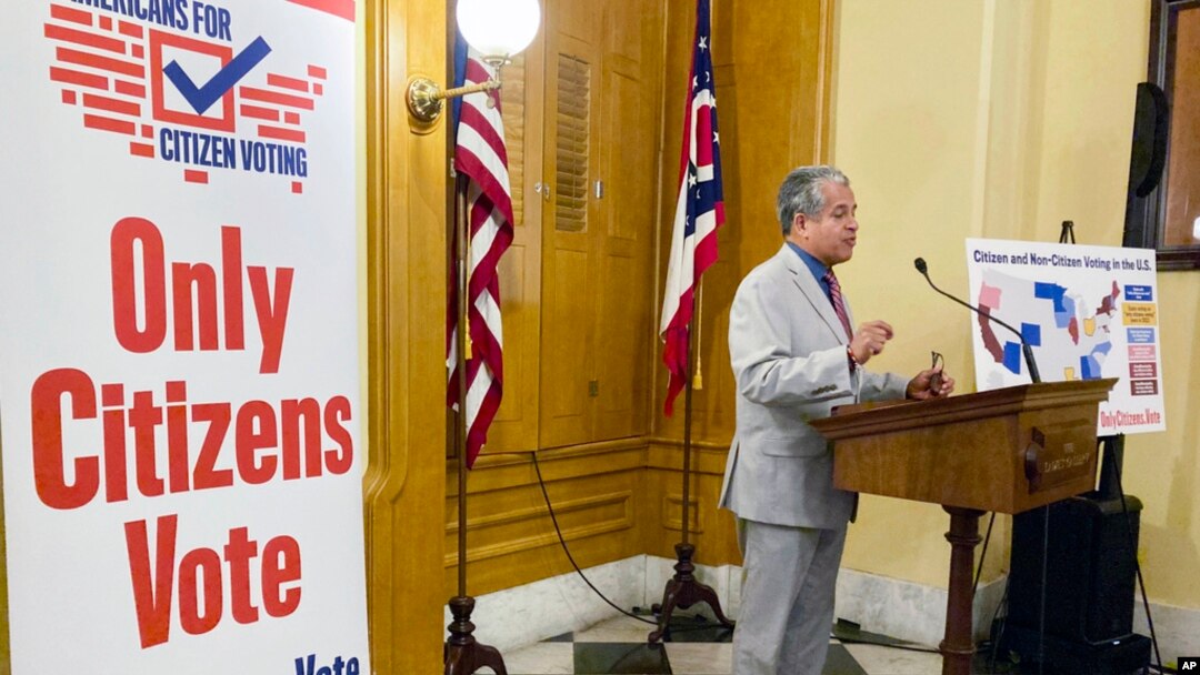 Luis Gil, republikanski kandidat za komesara okruga Franklin u centralnom Ohaju, govori u korist ustavnog amandmana o jesenjim glasačkim listićima koji bi zabranio glasanje nedržavljanima, u Ohio Statehouseu u Columbusu, Ohajo, 6. oktobra 2022. godine.