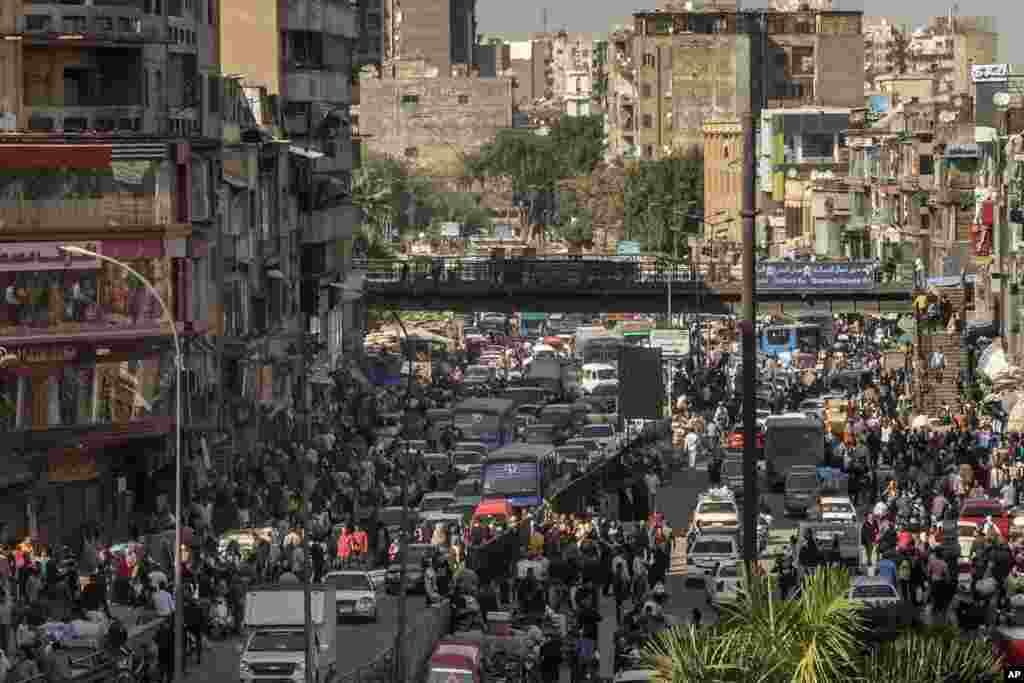 ساعاتی قبل از شروع حکومت نظامی در مصر، جمعیت زیادی در شهر قاهره در خیابان&zwnj;ها هستند.
