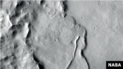 Un ejemplo de características identificadas en una cuenca profunda en Marte que muestra que fueron afectadas por el agua subterránea hace miles de millones de años.  (Crédito de la foto: NASA / JPL-Caltech / MSSS)