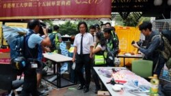 刚刚赢得香港区议会选举的民主派议员走进被警察围困的香港理工大学。（2019年11月25日）
