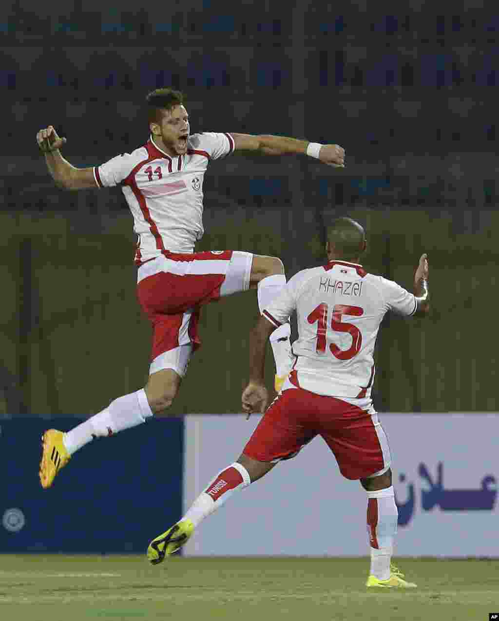 Fakhreddine Ben Youssef de la Tunisie, à gauche, célèbre son but contre l&rsquo;Egypte avec son coéquipier Wahbi Khazri au cours du match de qualification du groupe G de la Coupe d&rsquo;Afrique des Nations de football, au Caire, Egypte, mercredi 10 septembre 2014. 