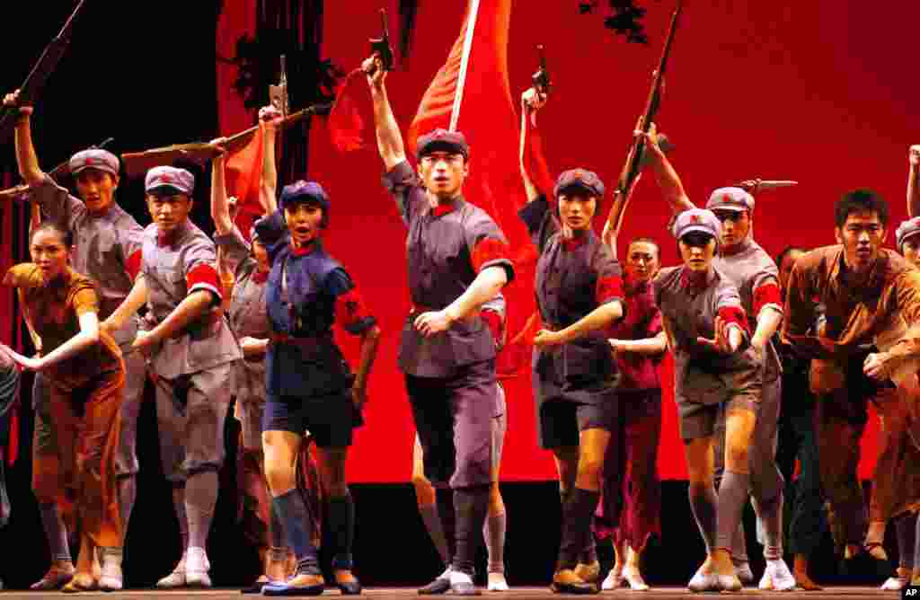 2006年11月9日，为纪念中国红军长征70周年，芭蕾舞演员在南宁表演芭蕾舞剧《红色娘子军》。2018年1月2日，中央芭蕾舞团在其和法院之争中打政治牌和意识形态牌，称《红色娘子军》是周恩来亲自策划、指导，在中宣部、文化部的直接领导下诞生的，还称要捍卫先烈用生命和热血染红的《红色娘子军》不被司法腐败玷污，并谴责该案的主审法官肆意践踏法律、破坏法治。但人民日报发表评论说，中央芭蕾舞团这个声明与法制背道而驰。