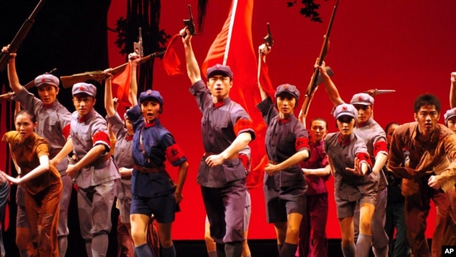 2006年11月9日，为纪念中国红军长征70周年，芭蕾舞团在南宁表演芭蕾舞剧《红色娘子军》（新华社提供给美联社的图片）