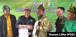 Penjabat Dirjen Konservasi Sumber Daya Alam dan Ekosistem (KSDAE) Wiratno dan Ketua Forum Petani Merdeka (FPM) Dongi-Dongi berjabat tangan seusai penandatangan kesepakatan bersama dalam upaya pelestarian Taman Nasional Lore Lindu, 2 Agustus 2019. (Foto: