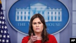 លោកស្រី Sarah Huckabee Sanders  អ្នកនាំ​ពាក្យ​សេតវិមាន​ថ្លែង​នៅ​ក្នុង​សន្និសីទ​កាសែត​មួយ​នៅ​សេតវិមាន កាលពី​ថ្ងៃទី២៨ ខែមីនា ឆ្នាំ២០១៨ នៅ​ក្នុង​រដ្ឋធានី​វ៉ាស៊ីនតោន។