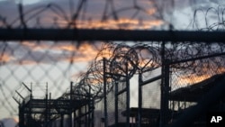 ອາຣຸນໃໝ່ ຢູ່ທີ່ຄ້າຍ X-Ray ທີ່ໄດ້ປິດໄປແລ້ວ ຊຶ່ງຄັ້ງນຶ່ງ ເຄີຍໃຊ້ເປັນສະຖານທີ່ຄຸມຂັງສຳລັບ ຜູ້ຕ້ອງສົງໄສ ເປັນພວກຫົວຮຸນແຮງ ທີ່ຖືກຈັບໄດ້ ຫຼັງຈາກ ເຫດການໂຈມຕີ ວັນທີ 11 ກັນຍາ ຢູ່ທີ່ຖານທັບກອງທັບເຮືອ Guantanamo Bay ໃນຄິວບາ.
