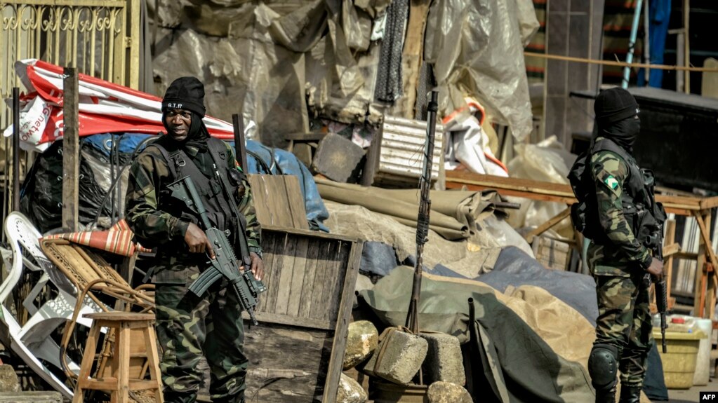 Des soldats du bataillon d'intervention rapide dans Bamenda, le 17 novembre 2017