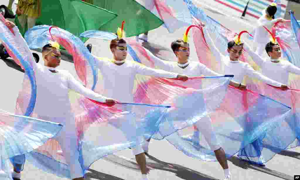 Para penari tampil dalam perayaan Hari Nasional di Taipei, Taiwan.