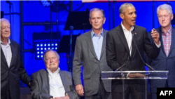 Los expresidentes de Estados Unidos Barack Obama, George W. Bush, Bill Clinton, George H.W. Bush y Jimmy Carter participaron el sábado en un concierto benéfico para recaudar fondos a favor de las víctimas de los huracanes que azotaron el país.