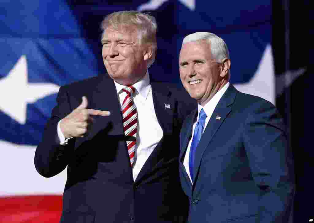 Le candidat à la présidence Donald Trump pointe du doigt Mike Pence qui vient d&#39;accepter la candidature de vice-président&nbsp;dans le cadre de la convention nationale républicaine le 20 juillet 2016.