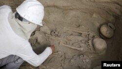 Archaeologists unearth tombs and human remains from the Chimu culture in Trujillo, Peru, March 21, 2018. 