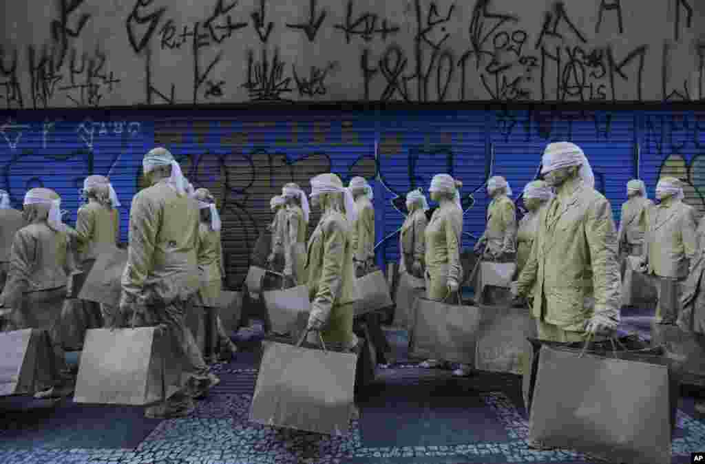 Kelompok teater Brazil, Desvio Coletivo menampilkan karyanya, &quot;BLIND&quot; di jalan-jalan di tengah kota Sao Paulo, Brazil, 20 Juni 2015.