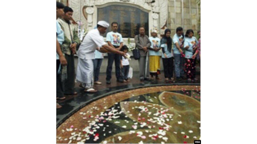 Peringatan mengenang korban bom Bali tahun 2002 di Kuta Bali (12 Oktober 2010).