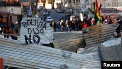 Manifestantes bloquean una de las arterias principales de La Paz, en una demostración de protesta por los resultados de las pasadas elecciones presidenciales en Bolivia.