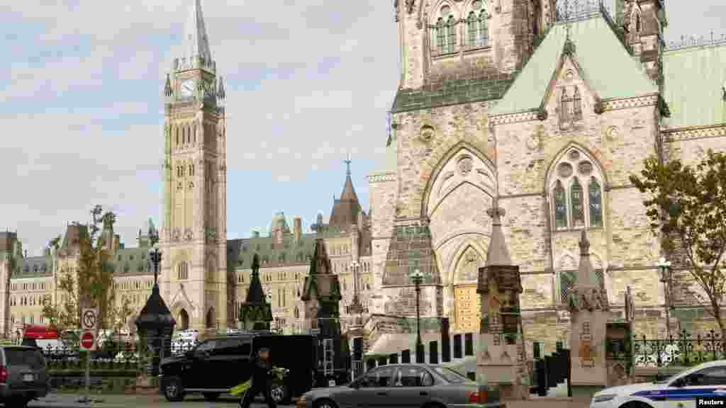 Des agents de la police contrôlent la circulation autour du parlement après la fusillade à Ottawa, Canada, le 22 octobre 2014. 