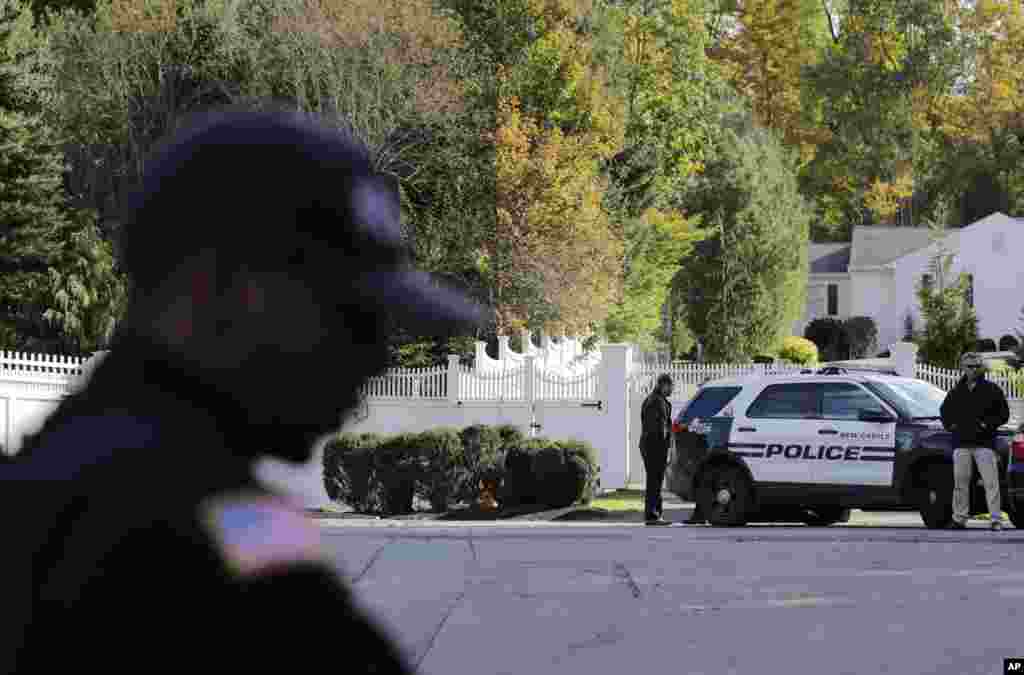 힐러리 클린턴 전 미국 국무장관 자택으로 폭발물로 의심되는 장치가 든 우편물이 발견된 후, 경찰들이 집 주위로 경비를 서고 있다.