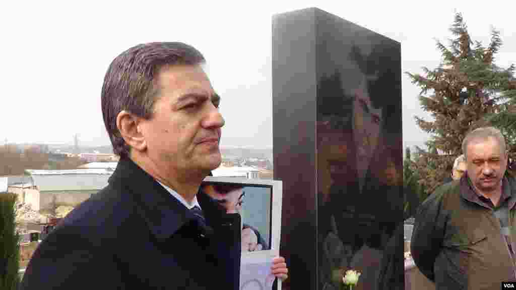 Əli Kərimli Elmar Hüseynovun məzarı başında