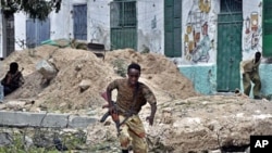 A government soldier runs for cover during heavy clashes in northern Mogadishu, 11 Mar 2010, in a second day of intense fighting between Somali government troops and insurgent forces