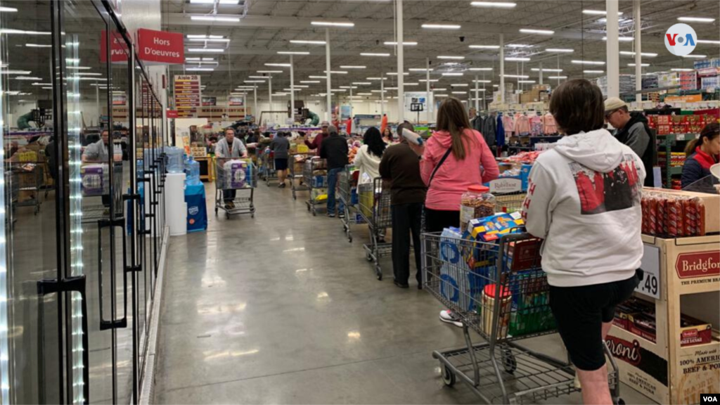 Residentes de Nueva Jersey compran alimentos y otros artículos necesarios, como parte de su preparación para evitar salir de casa mientras dure la crisis del coronavirus. (Foto Ismael Rodríguez)