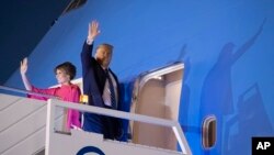 El presidente de los Estados Unidos, Donald Trump, y la primera dama, Melania Trump, saludan a bordo del Air Force One a su salida del aeropuerto Indian Air Force Palam.