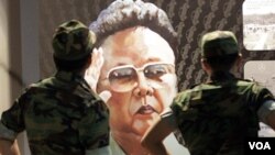 Dua tentara Korea Selatan melihat lukisan pemimpin Korut, Kim Jong Il di Museum Peringatan Perang Korea di Seoul (foto: dok.).