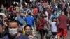 La foule dans une rue commerçante du centre-ville de Sao Paulo pendant la pandémie de coronavirus, au Brésil, le 4 août 2020. (Nelson Almeida/AFP)