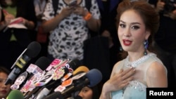 미스 유니버스에 태국 대표로 출전하기로 돼 있던 월루리 디세야밧 양이 정치적 문제로 출전 자격을 박탈당한 후, 9일 기자회견을 가지고 있다.