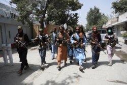 Pejuang Taliban berpatroli di kawasan Wazir Akbar Khan di kota Kabul, Afghanistan, Rabu, 18 Agustus 2021. (Rahmat Gul/AP)
