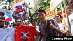 Nhà hoạt động Nguyễn Lân Thắng cùng các bạn của anh vận động cho Việt Nam