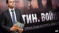 Član ruske opozicije sa izveštajem koji je sastavio Boris Njemcov