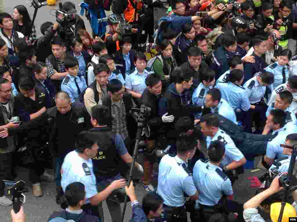 香港警方12月11日全面清场金钟占领区（美国之音海彦拍摄）