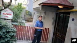 土耳其警察站在安德鲁·布伦森牧师的家门口，该牧师被软禁家中。7月25，土耳其伊兹密尔市。