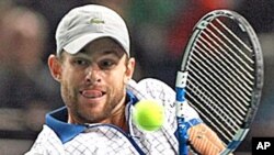 Andy Roddick of USA returns the ball to Ernests Gulbis of Latvia during their match of the Paris Tennis Masters tournament, 11 Nov 2010.